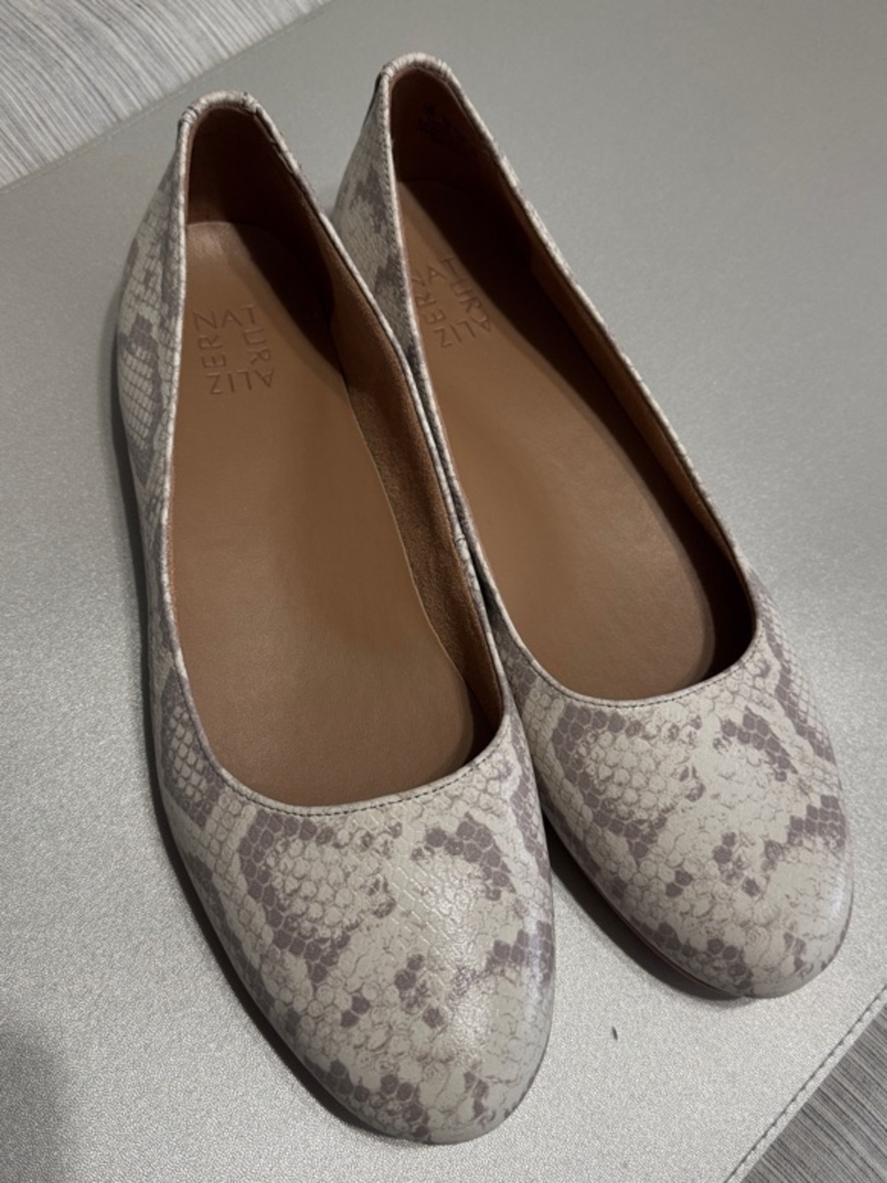 12 WIDE Naturalizer Maxwell Women’s Snake-Print Ballet Flats - Neutral